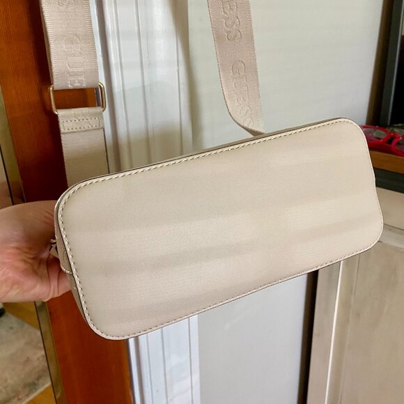 Guess Crossbody Bag Purse in Cream with Gold Zipper and Adjustable Strap - Picture 7 of 7
